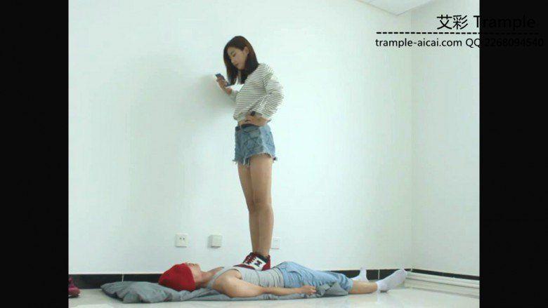 甜美媛媛女主运动鞋蹦踩贱狗踩头下下体羞辱！