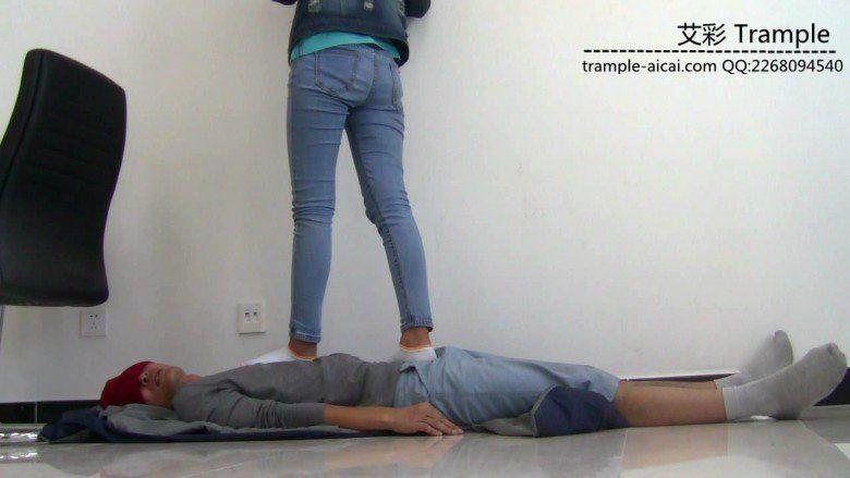 萌主棉袜+长靴虐踩贱狗下体及全身！