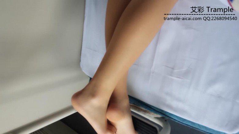 艾丝女王-火车卧铺上的丝足高跟展示