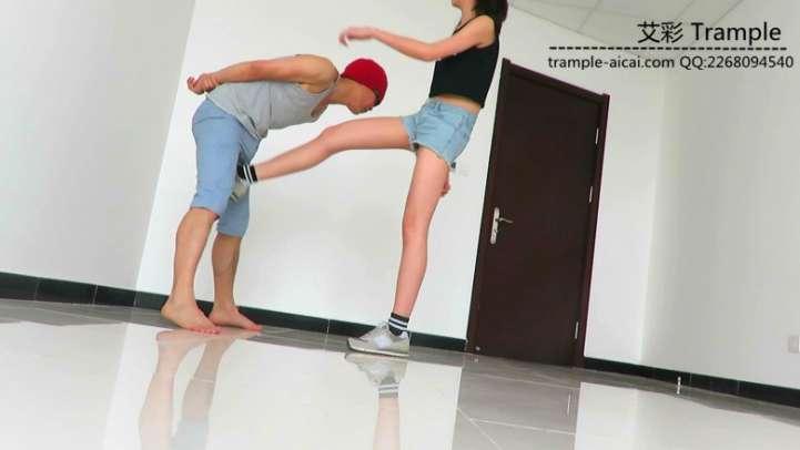 00后天使女主运动装展示完美身材踢裆膝顶！