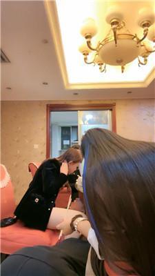 【冷月大大】闺蜜聚会-贱奴桌底伺候【三视角版】 bf51967