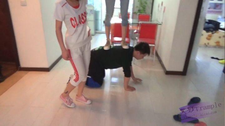 两位女主教训家奴