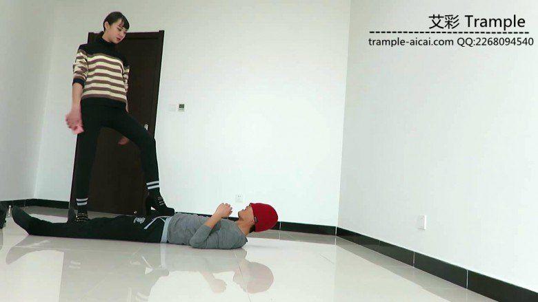 00后女主高跟踩踹贱狗身体下体！