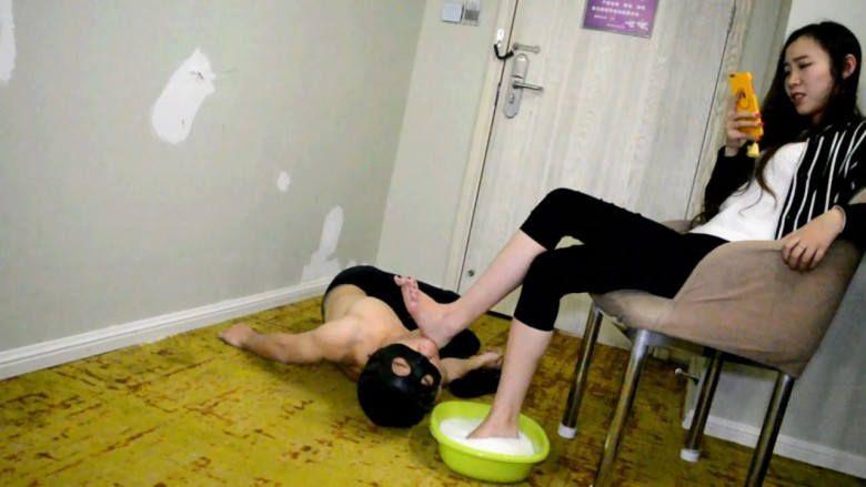 『奴隶岛』—萱萱牛奶舌浴、含牛奶插嘴深喉