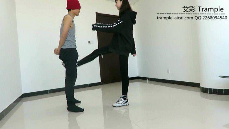 00后天使女主踢裆钻跨暴打羞辱贱狗！