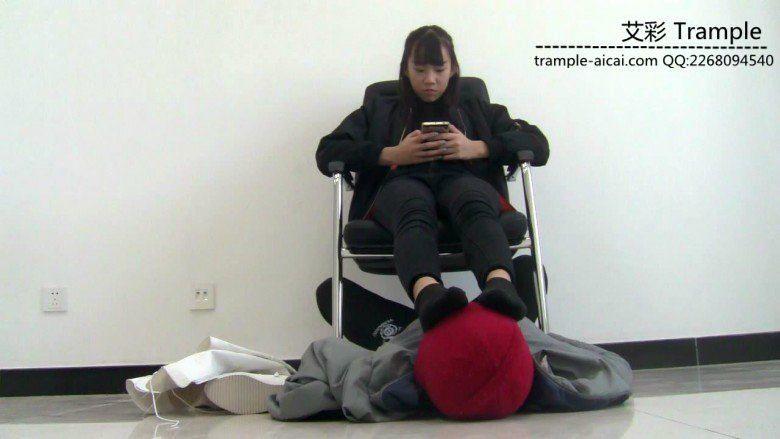 00后天使女主出演舔靴闻靴棉袜踩下体！