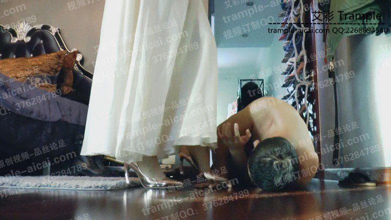 馨雨礼服金色高跟鞋踩踏