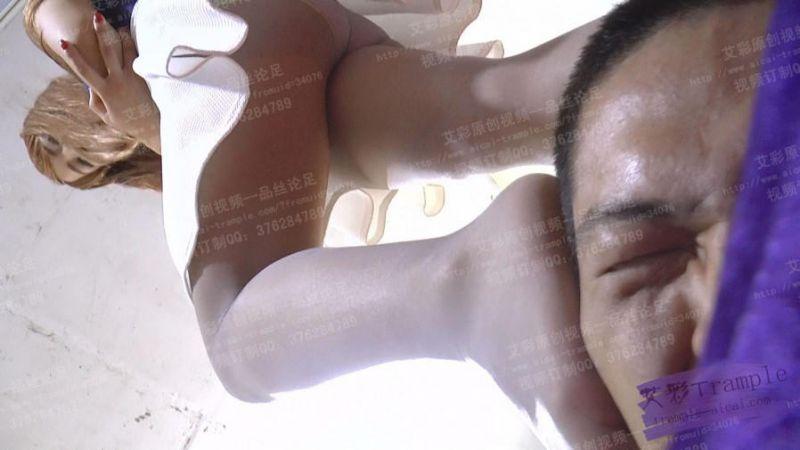 妞妞灰丝玉足踩狗脸