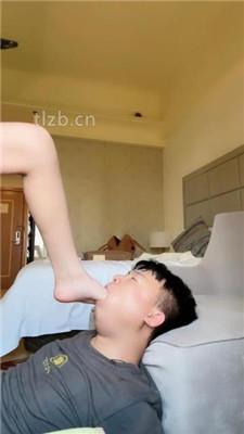 【蕥儿】双S-裸足插嘴舔/踩踏脚耳光/双人骑摇摇马/浓痰