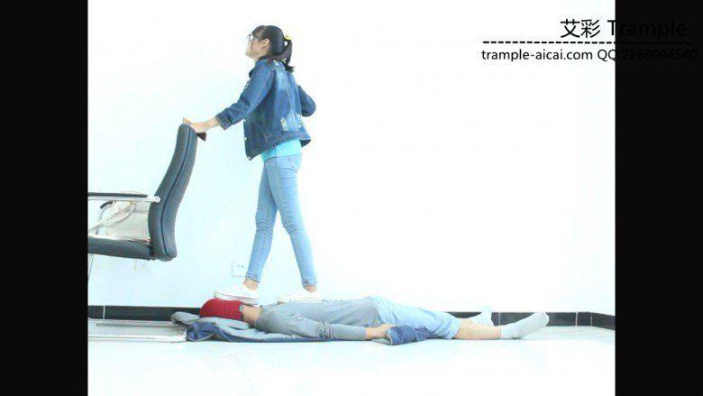 高中生小蛮女主白帆布鞋踩踏全身，下体！