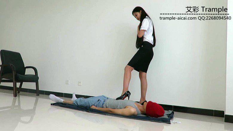 老师天依女主高跟踩贱狗！