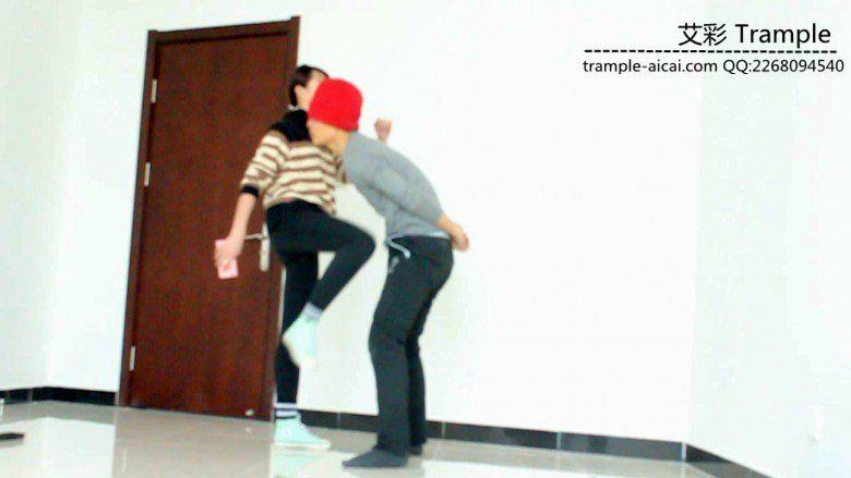00天使女帆布鞋踢裆踩头羞辱！