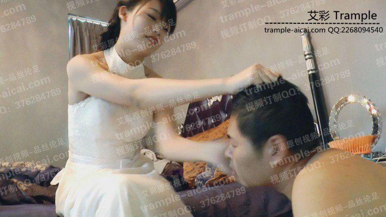 馨雨礼服金色高跟鞋踩踏