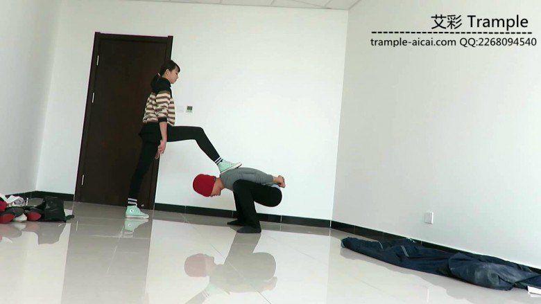 00天使女帆布鞋踢裆踩头羞辱！