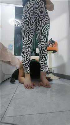 【李老师】骑马胯下辱-高跟踩踏【双视角版】JS250310-8