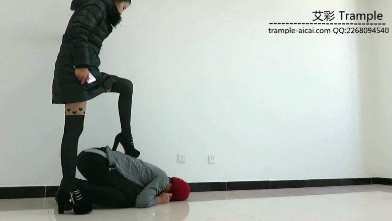 甜美媛媛女主高跟黑丝踢踹贱狗下体暴打贱狗！