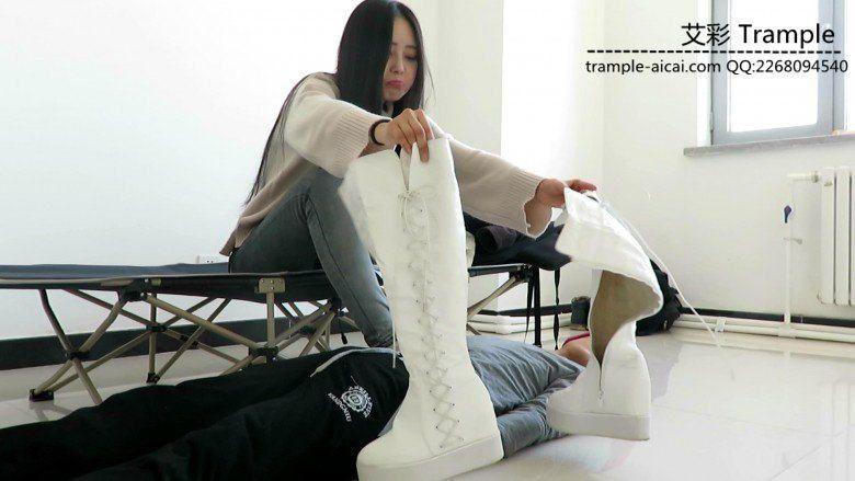 天依女主白靴子棉袜的人体脚踏！