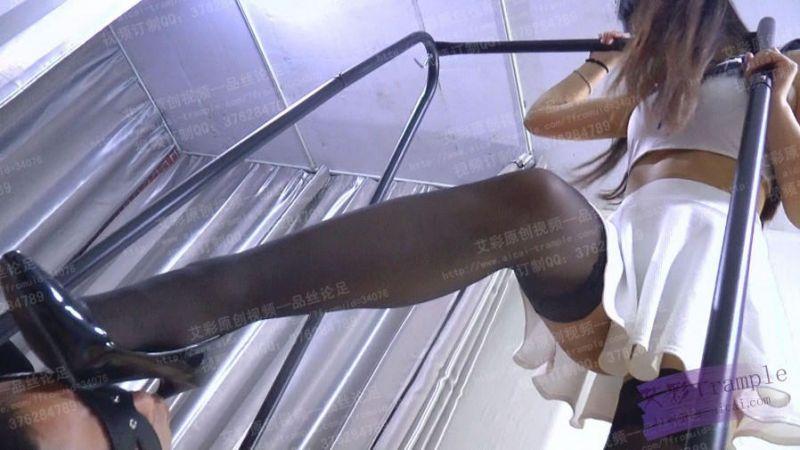 按摩女黑丝高跟踩踏贱货客人