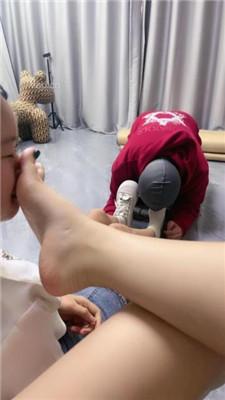 【瑶瑶】情侣奴-奴下奴-舔臭脚/吃丝袜/嘴叼黄瓜/加官窒息
