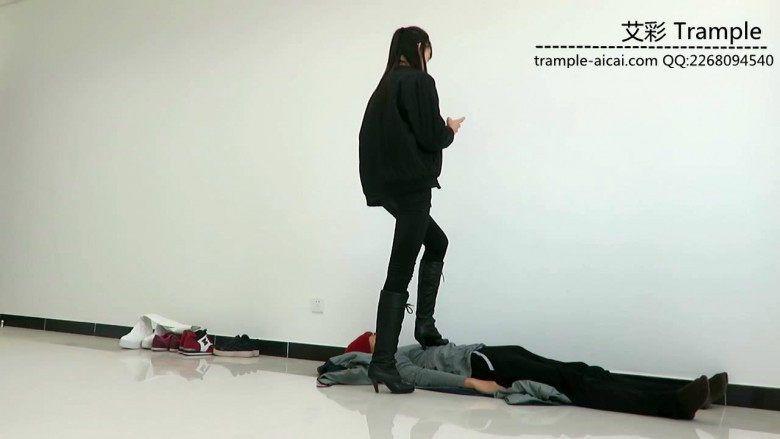 00后天使女主高跟长靴践踏贱狗，玩弄下体，全体重踩踏！