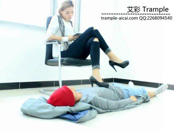 冰冰女主黑高跟羞辱脚踏垫！