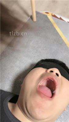 【若冰】仔细跪舔原味裸足脚趾