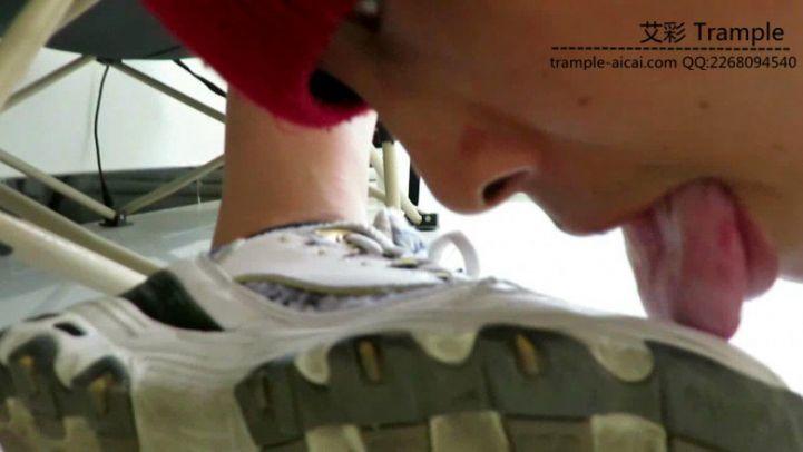 偷舔熟睡中的00后天使女主鞋底闻棉袜！