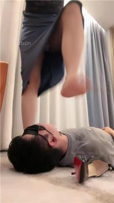 【小x大王】高跟碾压踩/插嘴深喉/恋足跪舔