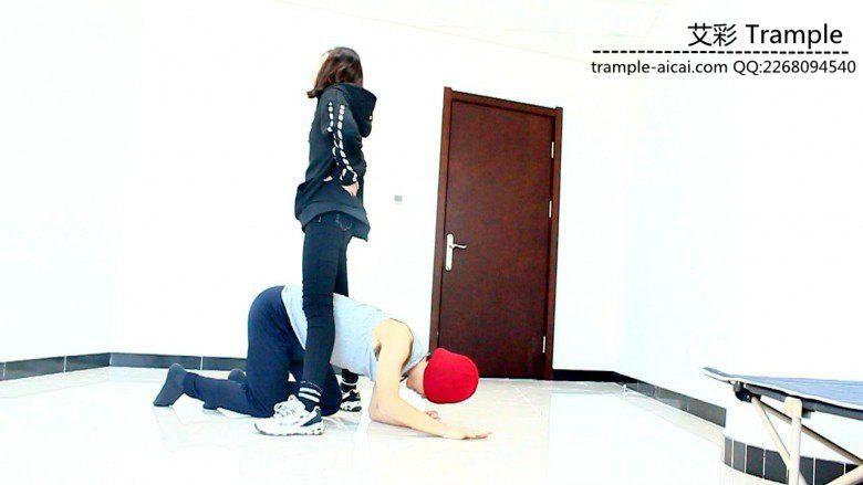 00后天使女主踢裆暴打贱狗逼迫其钻跨踩头羞辱！