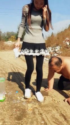 “超级羞辱”傲柔s户外脏鞋踩踏喂食脏食物 “超级羞辱”傲柔s户外脏鞋踩踏喂食脏食物