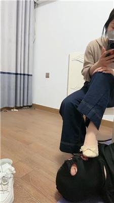 【暖暖】连环抽耳光/舔脏鞋臭脚丫 JS250322-13