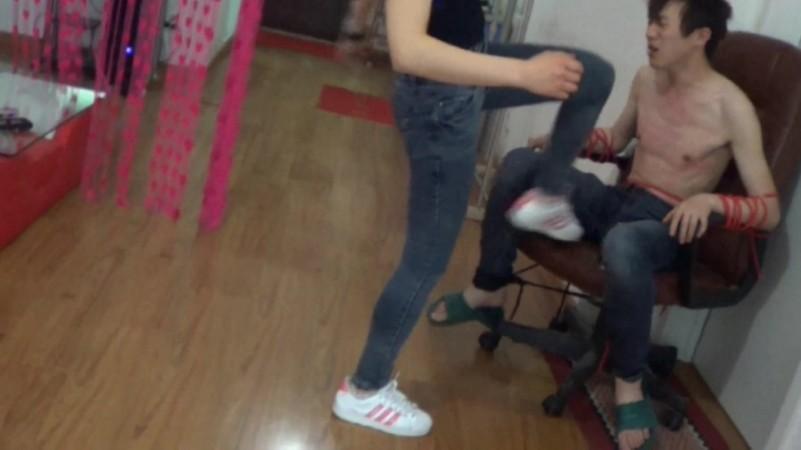 黑冰 超狠踢裆 踢废尾行淫贼