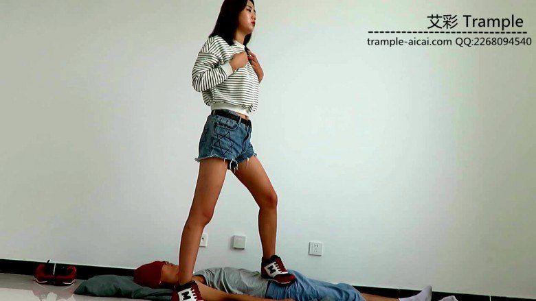 甜美媛媛女主运动鞋蹦踩贱狗踩头下下体羞辱！