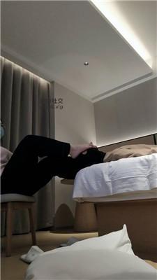 【拽拽】鞭打恋足狂舔虐乳 JS250120-37