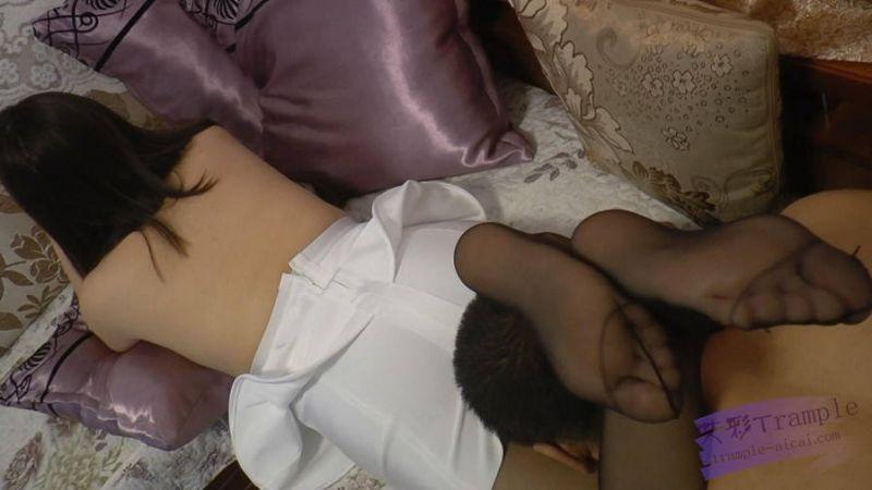 贱狗欢迎黑丝女神柳柳回家