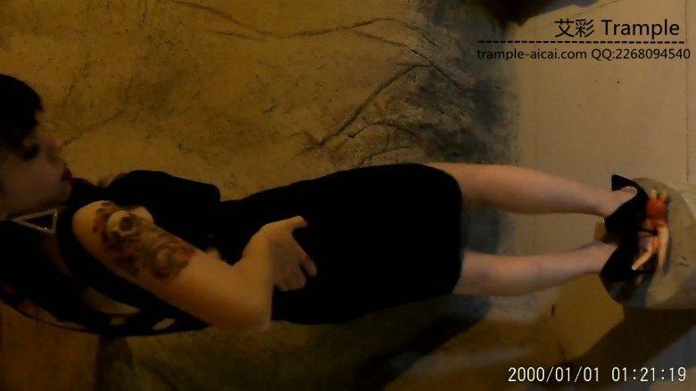 第一视角之展板上的血腥偷片人的手