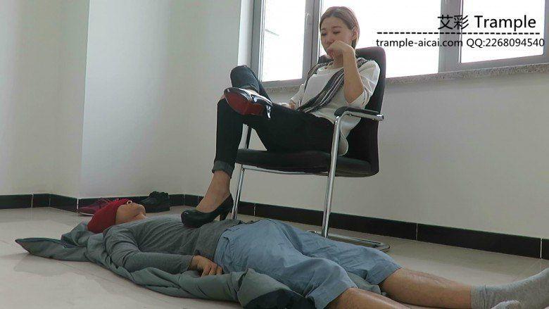 冰冰女主黑高跟羞辱脚踏垫！