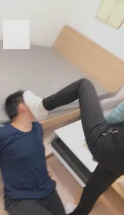 【VIVI】圈养家奴悲催的命运:小白鞋棉袜虐待