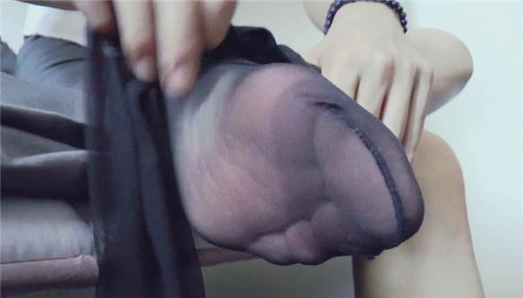 馨雨起床换丝袜