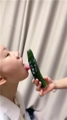 【瑶瑶】情侣奴-奴下奴-舔臭脚/吃丝袜/嘴叼黄瓜/加官窒息