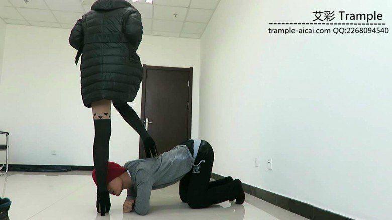 闻舔甜美媛媛女主性感高跟，女主高跟遛狗！