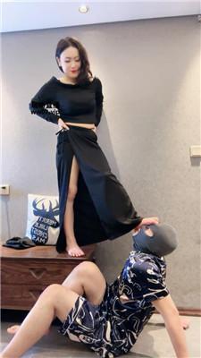 【素人抽水机】骑马转胯耳光-高跟凉鞋踩狗爪 bf52180