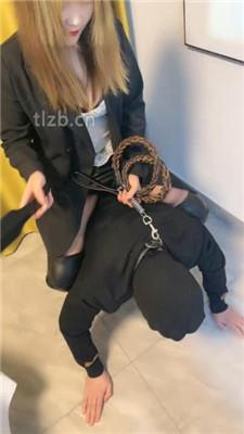 【戚戚情侣】狗舌头清理长靴/狗链拴狗/黑丝裸足狂舔