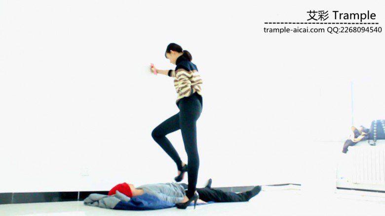 00后天使女主高跟踩踏，高跟虐踩下体！