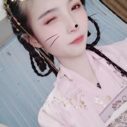 舞蹈演员晓晓的裸足踩水果脚喂食