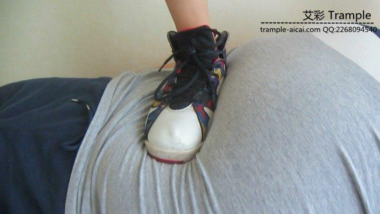篮球aj7长腿美女脏篮球鞋暴力踩跺 篮球aj7长腿美女脏篮球鞋暴力踩跺