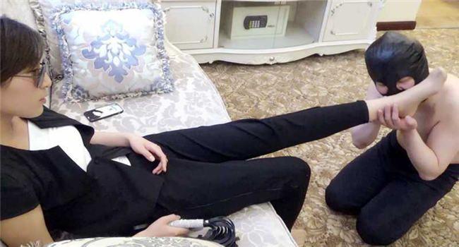 173长腿美女，平底鞋抽耳光，SP鞭打，闻鞋舔脚，骑马遛狗，语言羞辱