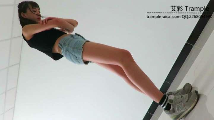 00后天使女主运动装展示完美身材踢裆膝顶！