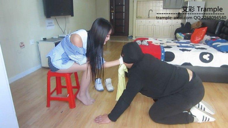 美女丝袜AJ11踩踏耳光遛狗语言羞辱