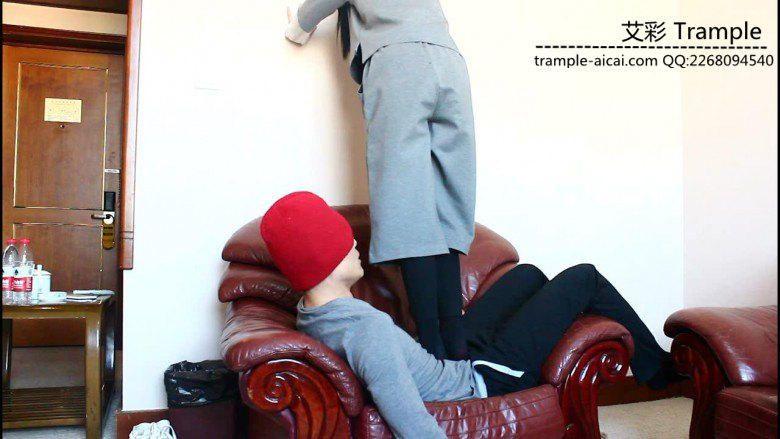 12侑主蹦跳踩踏棉袜脚耳光窒息坐脸玩弄贱狗！